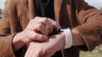 mani di un' ragazzo tocchi il suo bianca inteligente orologio video