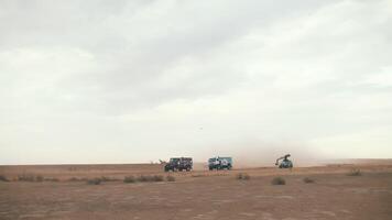 tournage camions conduite à travers le steppe. tournage de une grue dans le désert video