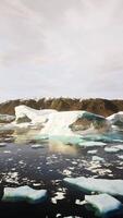detailopname van ijsberg Aan zwart zand kust video