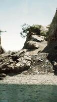 vista costiera di una spiaggia di sabbia con scogliere video