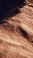 vue aérienne du désert rouge avec des dunes de sable video