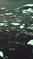 icebergs de gelo na Groenlândia no verão video
