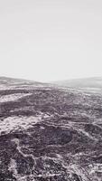 pierres dans la neige sur la montagne en été video