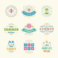 verano fiesta etiquetas y insignias retro diseño conjunto vector