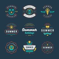 verano fiesta etiquetas y insignias retro diseño conjunto vector