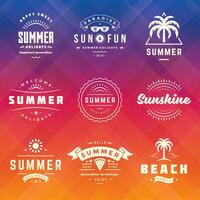 verano fiesta etiquetas y insignias retro diseño conjunto vector