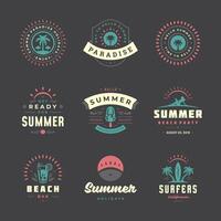 verano fiesta etiquetas y insignias retro diseño conjunto vector