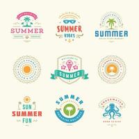 verano Días festivos etiquetas y insignias retro tipografía diseño colocar. vector