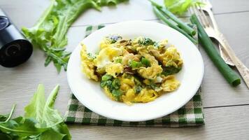 fritte frittata ripieno con erbe aromatiche, prezzemolo, aneto video