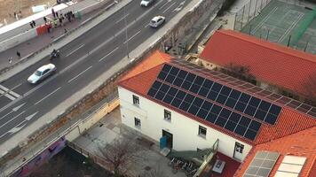 von über Aussicht von Solar- Paneele auf Haus Dach im Stadt video