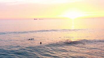 pitoresco Visão do grande oceano contra céu durante brilhante pôr do sol video