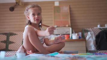 pequeño niño niña dibujar o escritura en diario por lápiz. video