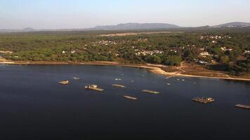 lagoa de albufeira aéreo visualizar, natural lago com pescadores barco perto atlântico oceano video