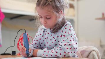 schattig meisje gebruik makend van 3d pen Aan papier in studie kamer Bij huis video