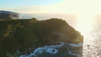 Oceano ver acantilado a puesta de sol con vista a agua, cielo, y horizonte video