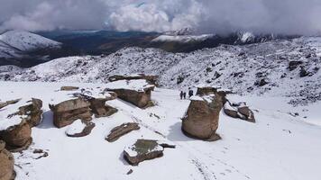 aéreo. montanhistas com mochilas escalada em a norte declive Elbrus video