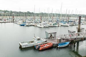 morgat, Francia 29 mayo 2018 panorámico al aire libre ver de sete centro de deportes acuáticos muchos pequeño barcos y yates alineado en el puerto. calma agua y azul nublado cielo. foto