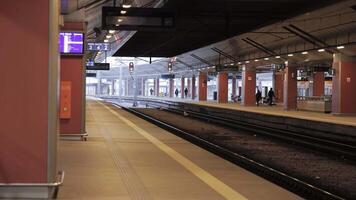 Warschau Polen uns 10.05.2024 leeren Zug Bahnhof Plattform, n leeren Zug Bahnhof Plattform mit ein modern Design. das Plattform Eigenschaften klar Beschilderung, video