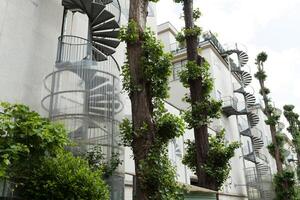 París, Francia 02 junio 2018 casas surgido en el verde de plantas, árboles, y flores foto