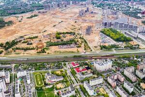 parte superior ver de el construcción sitio y el ciudad.la ciudad de minsk.inicio de nuevo construcción de un microdistrito en minsk foto