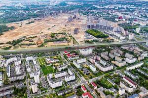 parte superior ver de el construcción sitio y el ciudad.la ciudad de minsk.inicio de nuevo construcción de un microdistrito en minsk foto