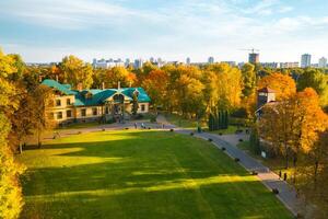 otoño paisaje en loshitsky parque en Minsk. bielorrusia.golden otoño foto