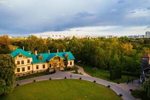 ver desde el altura de el inmuebles en el loshitsky parque en minsk.vista de loshitsky parque y el ciudad de minsk.estate en loshitsky parque foto