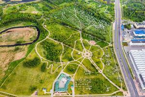 ver desde el altura de el loshitsky parque en minsk.bobinado rutas en loshitsky parque.belarus.apple huerta foto