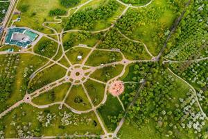 ver desde el altura de el loshitsky parque en minsk.bobinado rutas en loshitsky parque.belarus.apple huerta foto