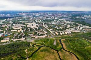 ver desde el altura de el casas y loshitsky parque en un residencial zona de minsk, primavera loshitsky parque en el residencial zona de serebryanka.belarus foto