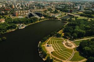 parte superior ver de el victoria parque en minsk y el svisloch rio.a ojo de pájaro ver de el ciudad de minsk y el parque complejo.belarus foto