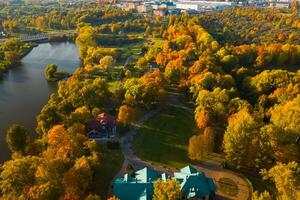 otoño paisaje en loshitsky parque en Minsk. bielorrusia.golden otoño foto