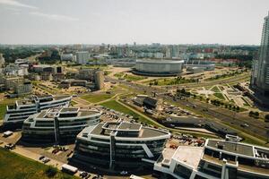 ver desde el altura de pobediteley avenida en minsk.nuevo residencial y negocio distrito en minsk y Deportes complejo. kam kam norte bielorrusia foto