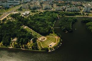 parte superior ver de el victoria parque en minsk y el svisloch rio.a ojo de pájaro ver de el ciudad de minsk y el parque complejo.belarus foto