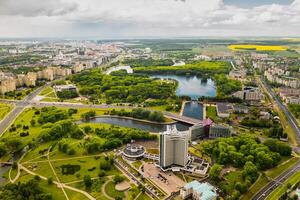 parte superior ver de el victoria parque en minsk y el svisloch rio.a ojo de pájaro ver de el ciudad de minsk y el parque complejo.belarus foto