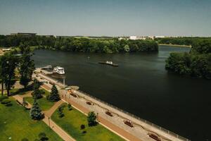 parte superior ver de el victoria parque en minsk y el svisloch rio.a ojo de pájaro ver de el ciudad de minsk y el parque complejo.belarus foto