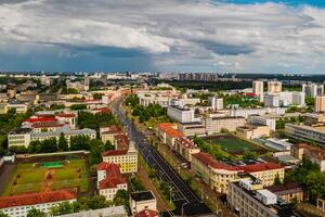 parte superior ver de el histórico centrar de minsk .viejo pueblo en el centrar de minsk y independencia avenida.belarus foto