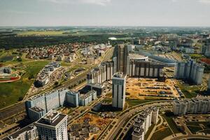 ver desde el altura de pobediteley avenida en minsk.nuevo residencial y negocio distrito en Minsk, Bielorrusia foto