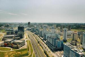 ver desde el altura de pobediteley avenida en minsk.nuevo residencial y negocio distrito en Minsk, Bielorrusia foto