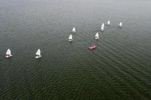 navegación regata en el mar. muchos blanco paño flotador en el agua foto