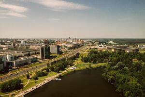 parte superior ver de el victoria parque en minsk y el svisloch rio.a ojo de pájaro ver de el ciudad de minsk y el parque complejo.belarus foto