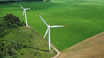 molinos de viento en verano en un verde campo.grande molinos de viento en pie en un campo cerca el bosque.europa, bielorrusia foto