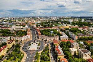 parte superior ver de victoria cuadrado en minsk.a vista de pájaro ver de el ciudad de minsk y victoria plaza.belarús. foto