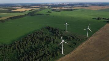 molinos de viento en verano en un verde campo.grande molinos de viento en pie en un campo cerca el bosque.europa, bielorrusia foto