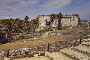 edificio maya en la colina foto