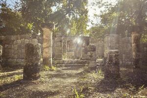 columnas mayas y rayos de sol foto