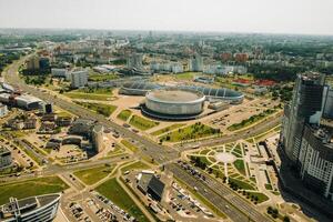 ver desde el altura de pobediteley avenida en minsk.nuevo residencial y negocio distrito en minsk y Deportes complejo. kam kam norte bielorrusia foto