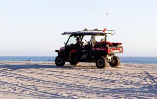 coronado, California, 2024 - Salvavidas duna calesa conducción en playa con Oceano en antecedentes foto