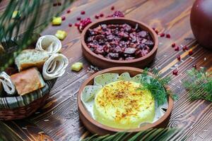 mesa con clasificado bochas lleno con comida foto