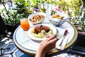 persona sentado a mesa con plato de comida foto